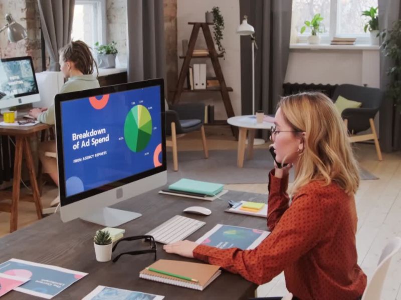 Devojka na poziciji stručnjaka za digitalni marketing