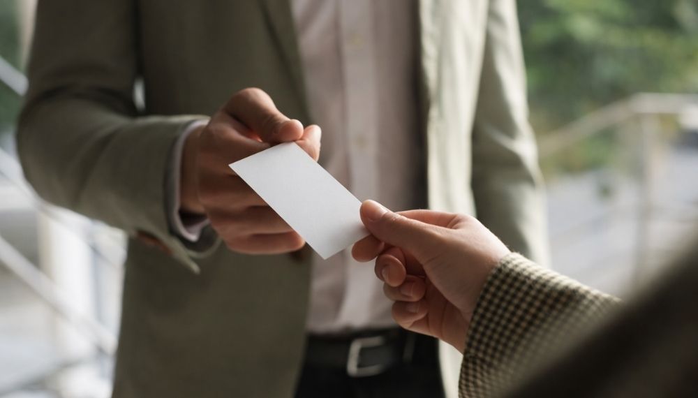 Razmena vizit karte između dve osobe kao deo poslovnog upoznavanja