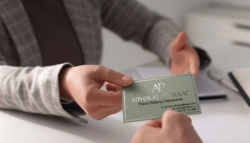 Vizit karta sa osnovnim podacima poput imena, zanimanja i kontakta u rukama