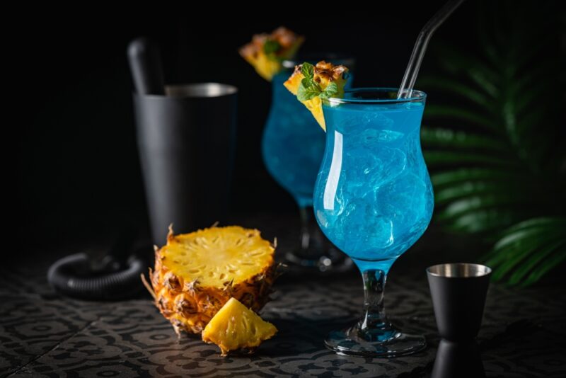 Plavi Blue Lagoon koktel sa ledom i ananasom u dekorativnoj čaši