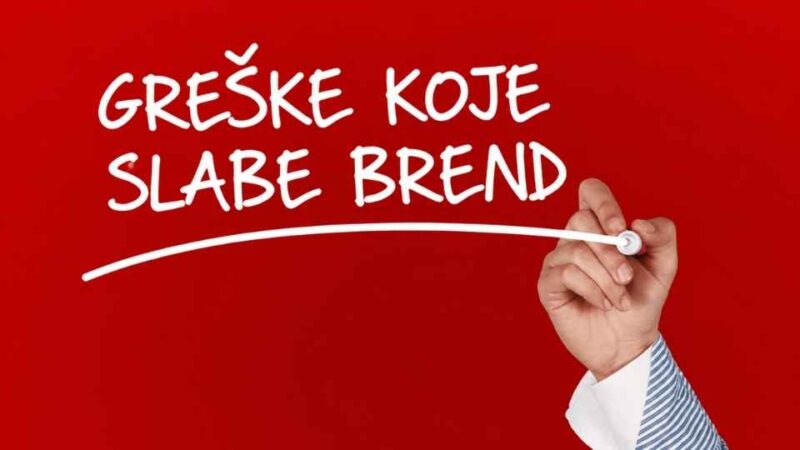 Crvena pozadina sa natpisom o greškama koje slabe brend firme