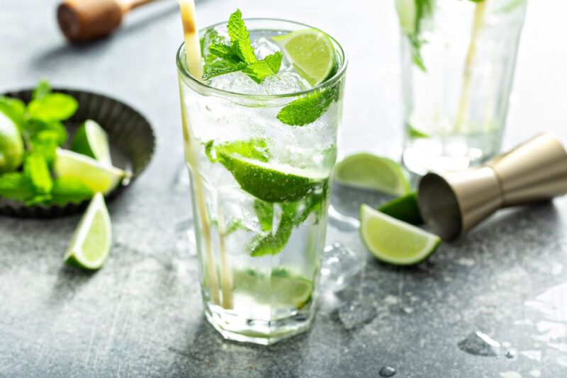 Domaći mojito koktel sa limetom, nanom i ledom u visokoj čaši