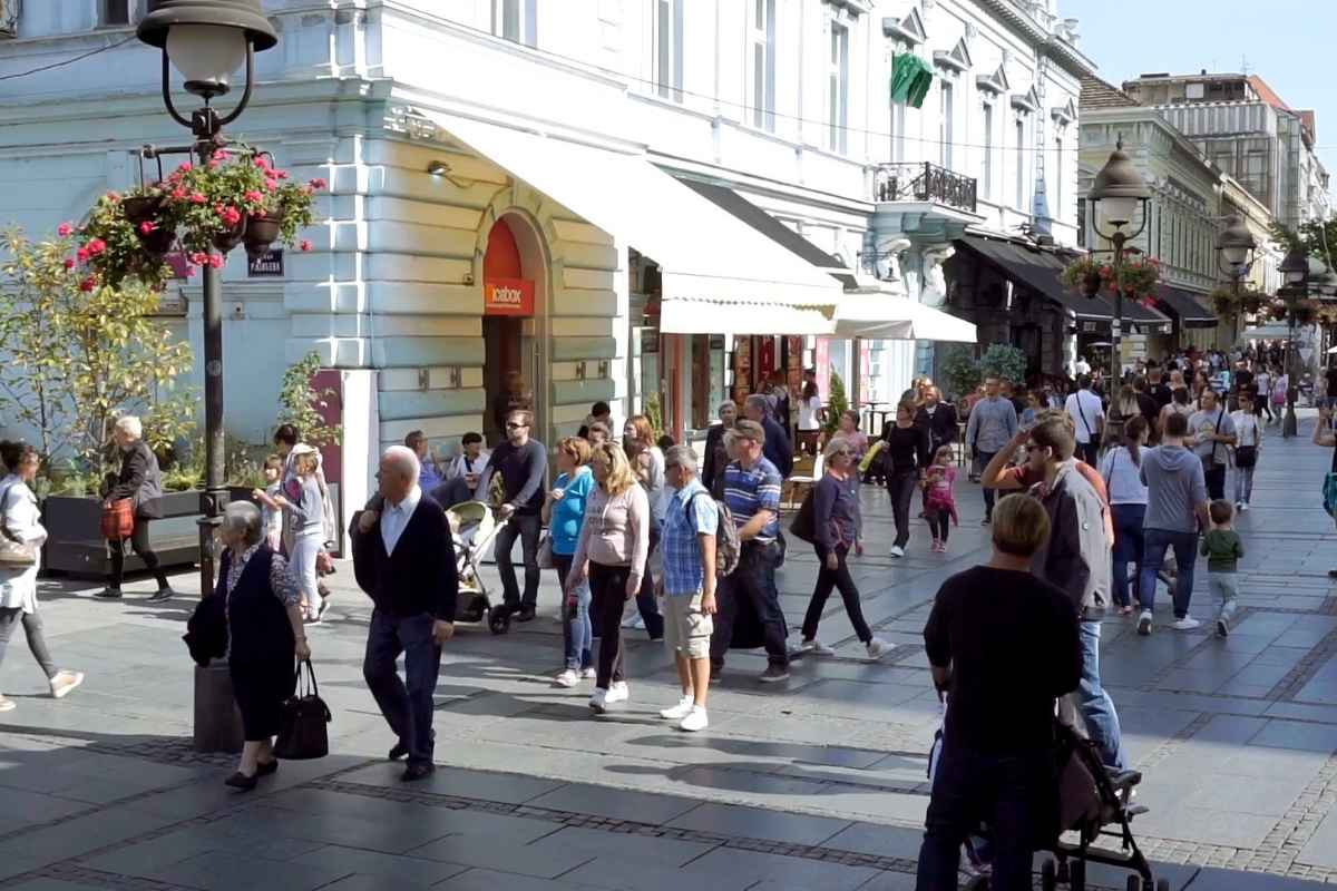 ljudi šetaju na ulicama u beogradu 